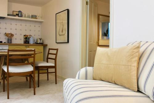 un salon avec un canapé et une table dans l'établissement Cosy Cottage in Rural Lympsham, à Lympsham