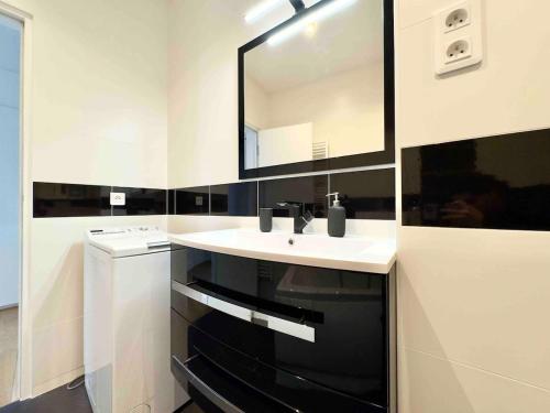 une salle de bain blanche avec un lavabo et un miroir dans l'établissement Spacious 4P Apartment Madeleine Department Stores, à Paris