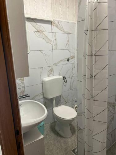 Villa Hanka Umag - 3 verschiedene Whg - 40 qm 3 Pers, 50 qm bis 4 Pers oder 70 qm bis 5 Pers, Balkone, nur 70 m zum Strand, von 3 bis max 5 Personen, WLAN, SAT-TV, Klima, Küche, Parkplätze,ruhig gelegen