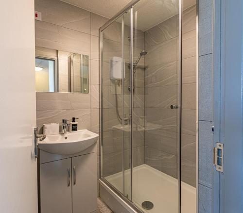 Koupelna v ubytování 4 Bed Home Near New Cross Hospital-Contractors, Relocation, Families