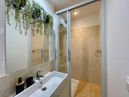 une salle de bain avec un lavabo et une douche dans l'établissement Chaleureux Appartement RDC 49 m2 avec Jardin, à Aix-en-Provence
