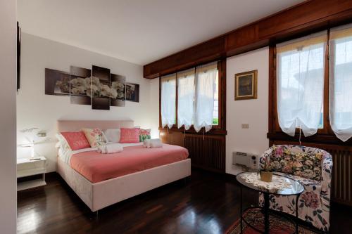 a bedroom with a bed and a chair at Il Giardino Segreto in Bellagio