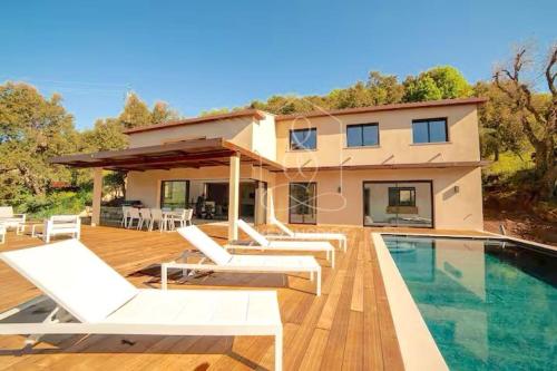 une maison dotée d'une piscine avec des chaises longues blanches dans l'établissement Villa Corian, vue sur l'Estérel et piscine chauffée, à Les Adrets-de-l'Estérel