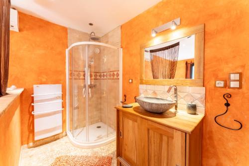 une salle de bain avec un lavabo et une douche dans l'établissement Domaine des Maladieres, à Vézénobres