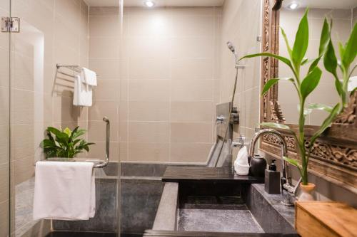 Ένα μπάνιο στο La Rose Suites