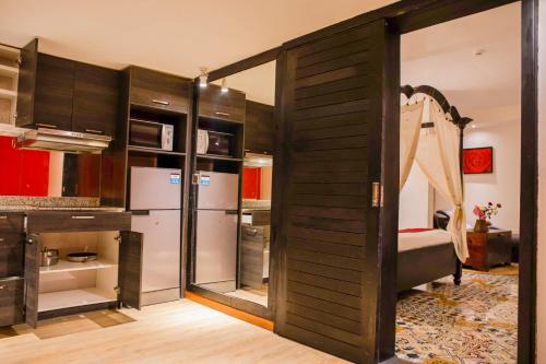 Η κουζίνα ή μικρή κουζίνα στο La Rose Suites