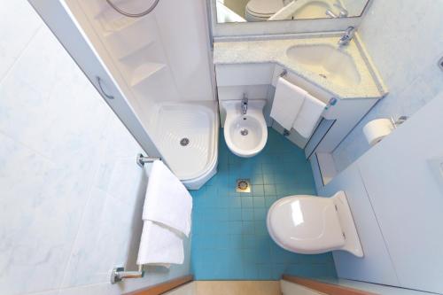 a small bathroom with a sink and a toilet at Hotel Lauretta in Bellaria-Igea Marina