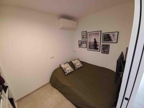 - une chambre avec un lit vert et des photos sur le mur dans l'établissement Le Castillon, à Roquebrune-sur Argens