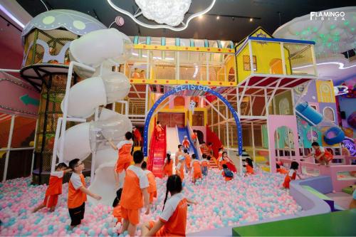 a group of children playing in an indoor water park at Flamingo Hai Tien in Nam Khê