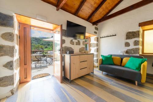 a living room with a couch and a balcony at Quinta entre palmeras in Santa Brígida