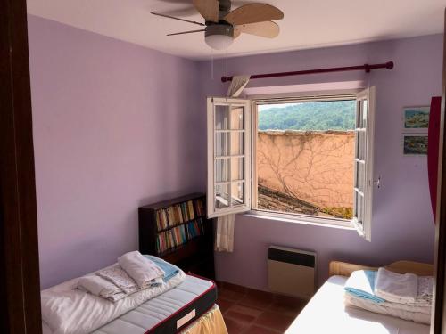 - une chambre avec une fenêtre, un lit et une étagère dans l'établissement Stunning family villa with pool, à Figanières