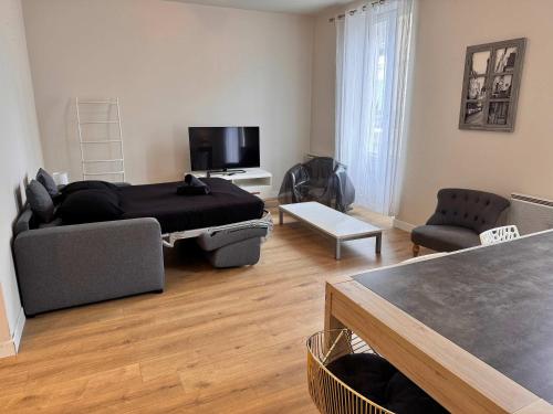 Hype-Center Balcony 3BR AC Near Tram for6 guests