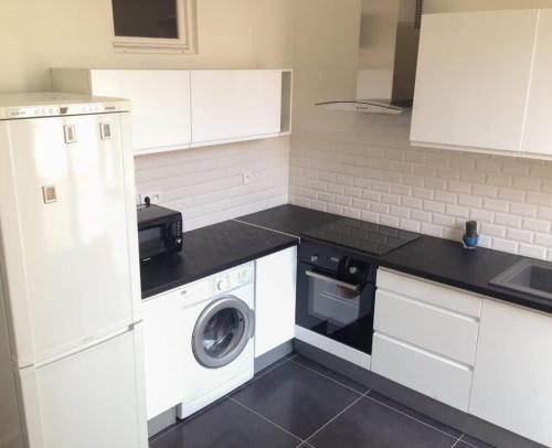 une cuisine avec un lave-linge et un lave-linge dans l'établissement Hype-Center Balcony 3BR AC Near Tram for6 guests, à Nice