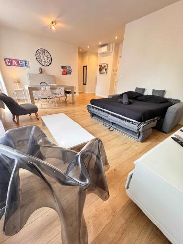 Hype-Center Balcony 3BR AC Near Tram for6 guests