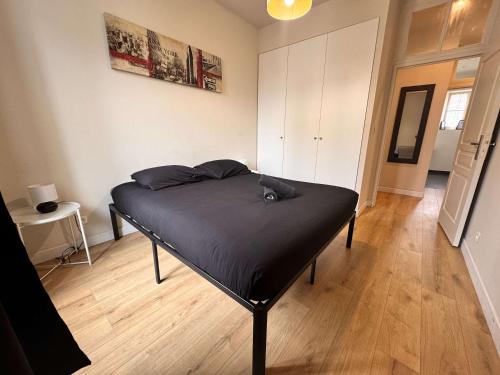 une chambre avec un lit dans une pièce dans l'établissement Hype-Center Balcony 3BR AC Near Tram for6 guests, à Nice