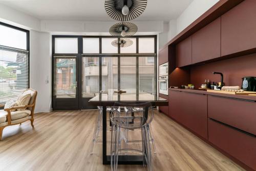 Η κουζίνα ή μικρή κουζίνα στο Le Noyer - Maison design dans l'hyper centre