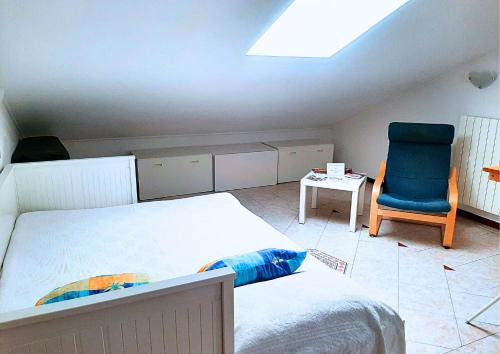 ラパッロにあるTime Is Youのベッドルーム1室(ベッド1台、青い椅子付)