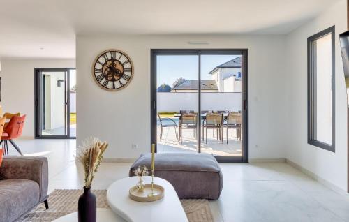 un salon avec un canapé et une table dans l'établissement Maison Piscine 150M De La Mer, à Saint-Germain-sur-Ay