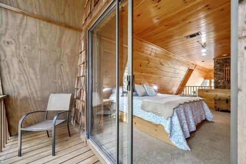 Ένα ή περισσότερα κρεβάτια σε δωμάτιο στο Secluded A-Frame Cabin with Incredible Views near Mountain Fork River in Oklahoma