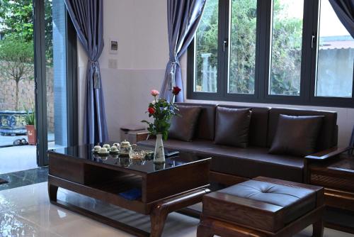 a living room with a couch and a table at Đông Lưu Homestay in Hoat