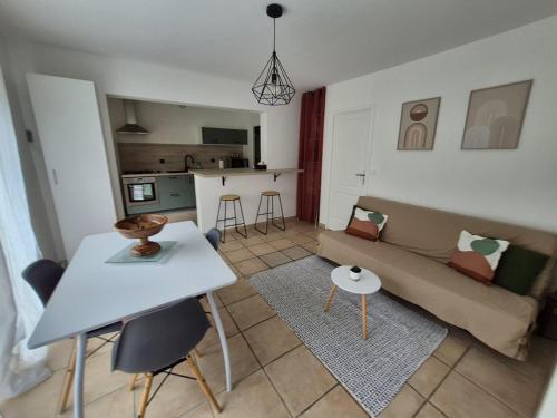 un salon avec un canapé et une table dans l'établissement App rénové au calme à 5mn des plages, à Fréjus