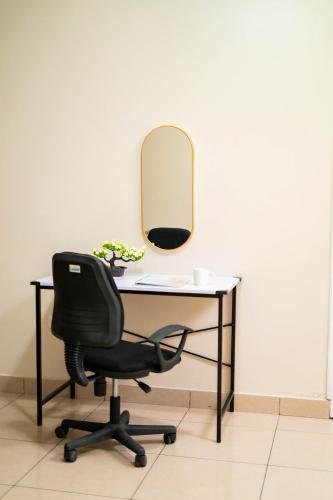 a desk with a chair and a mirror at Ideal house for families, large groups & cozy in Santa Rosa de Copán
