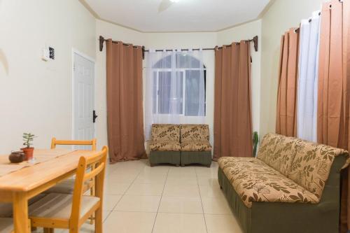 a living room with a couch and a table at Ideal house for families, large groups & cozy in Santa Rosa de Copán
