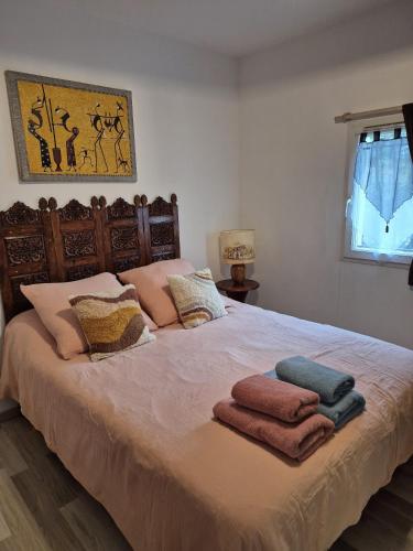 une chambre avec un grand lit avec des serviettes dessus dans l'établissement App rénové au calme à 5mn des plages, à Fréjus