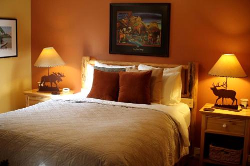 Postel nebo postele na pokoji v ubytování Rustic Vacation Rental with Wood-Burning Stove in Polebridge, Montana