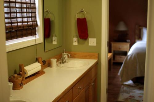 Koupelna v ubytování Rustic Vacation Rental with Wood-Burning Stove in Polebridge, Montana