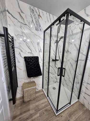 La salle de bains est pourvue d'une douche à l'italienne et de murs en marbre. dans l'établissement App rénové au calme à 5mn des plages, à Fréjus