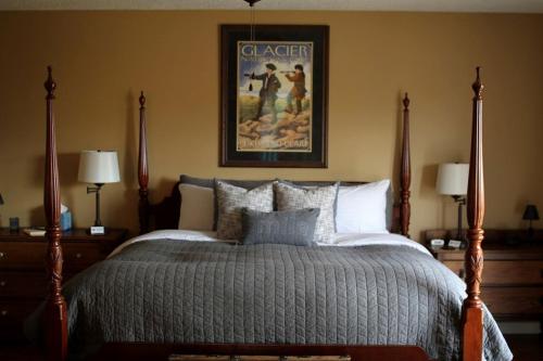 Postel nebo postele na pokoji v ubytování Eco-Friendly Room Rental Perfect for Couples in Polebridge, Montana
