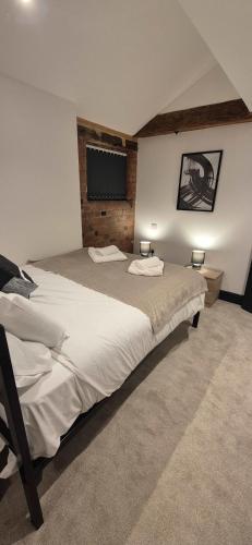 Ένα ή περισσότερα κρεβάτια σε δωμάτιο στο Spacious 2 Bedroom Apartment in Central Newark