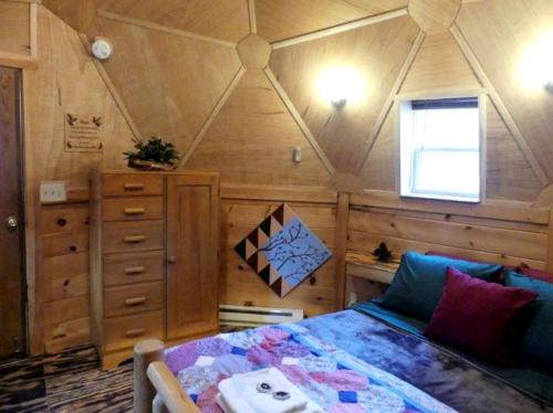 Postel nebo postele na pokoji v ubytování Rustic Dome with a Hot Tub and Sauna Perfect for Camping in Wilmington, NY