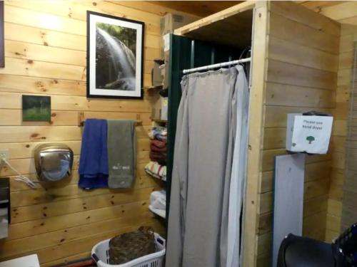 Fotografie z fotogalerie ubytování Rustic Dome with a Hot Tub and Sauna Perfect for Camping in Wilmington, NY v destinaci Wilmington