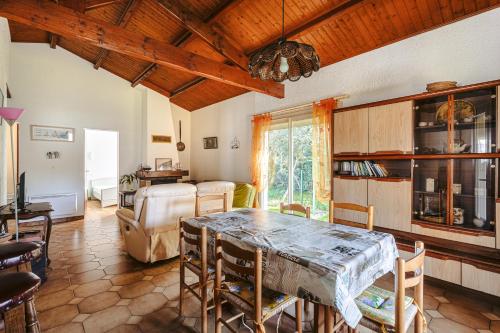 une cuisine et une salle à manger avec une table et des chaises dans l'établissement Maison proche plage et centre ville, à Saint-Trojan-les-Bains