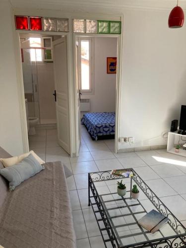 - un salon avec un lit et un miroir dans l'établissement Evasion Marine, à Palavas-les-Flots