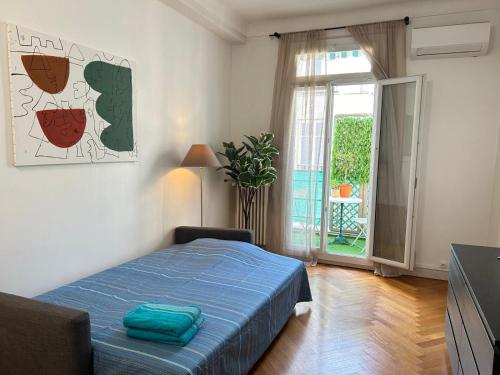 une petite chambre avec un lit et une fenêtre dans l'établissement Suite HISPANIA FSHH, à Nice