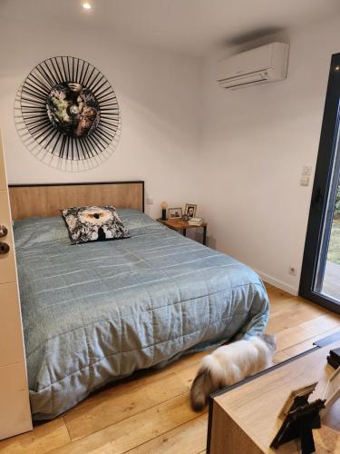 - une chambre avec un lit et un ventilateur mural dans l'établissement Annie-laure, à La Celle-sous-Gouzon
