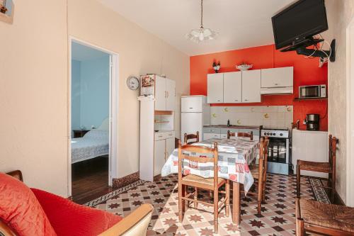 Kuchyň nebo kuchyňský kout v ubytování Maison tranquille près forêt et mer