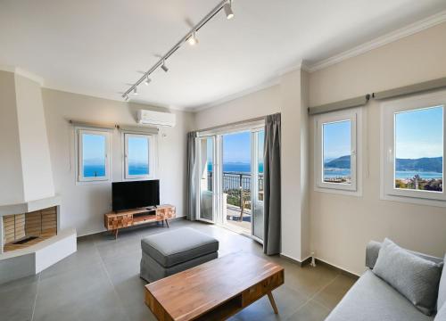 TV a/nebo společenská místnost v ubytování Lainas Sea View Lefkada