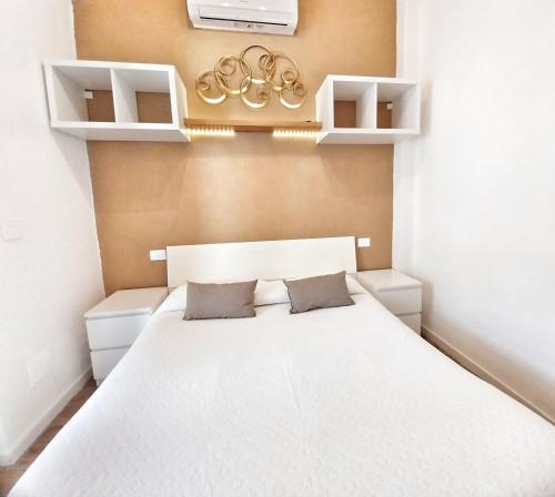 Ένα ή περισσότερα κρεβάτια σε δωμάτιο στο Attic Apartment, Air Conditioning, Fast WiFi