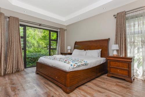 Postel nebo postele na pokoji v ubytování 4 Bedroom - Family Home - Tennis Court - Pool