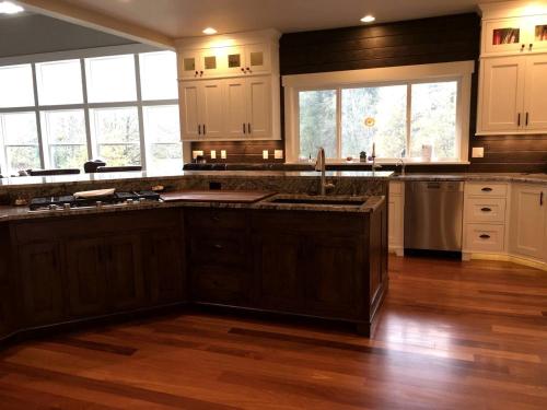 Kuchyň nebo kuchyňský kout v ubytování Riverfront Romantic Getaway Rental near Mount Pilchuck in Granite Falls, Washington