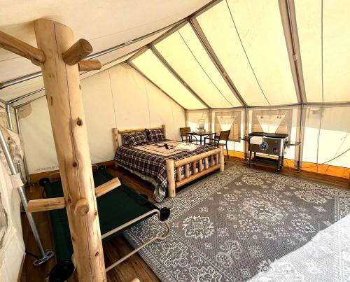 Istumisnurk majutusasutuses Cute and Comfortable Safari Tent in Seward, Alaska - Amazing Glamping Accommodation with Breathtaking Mountain Views