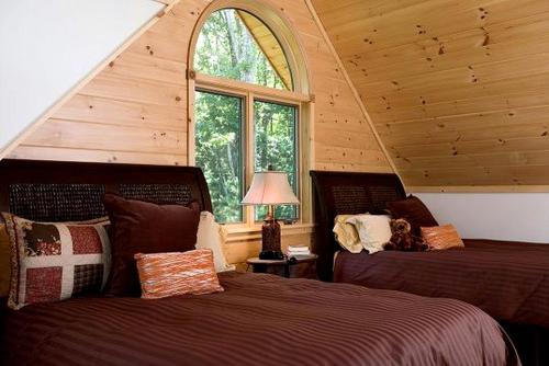 um quarto com duas camas em uma cabana de madeira em Rustic Log Cabin in the Catskills, Upstate New York em Olivebridge