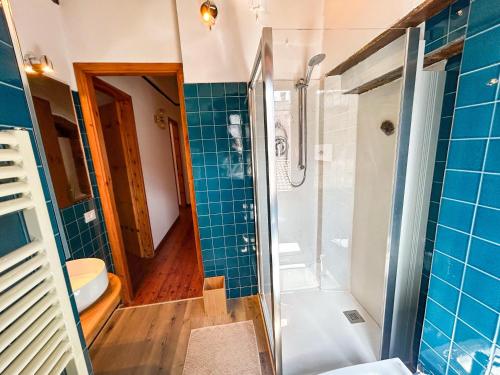 ラツィーゼにあるCasa Margheritaのシャワーとトイレ付きのバスルーム