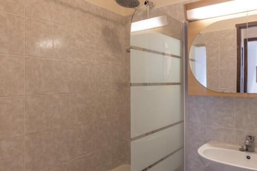 une salle de bain avec un lavabo et un miroir dans l'établissement Pavillon Appartement n°30, à Chamonix-Mont-Blanc