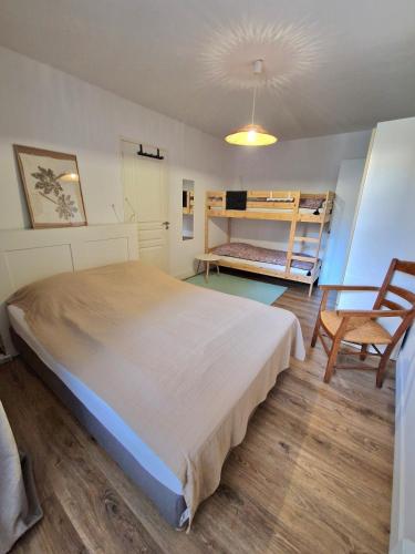 - une chambre avec un lit, des lits superposés et un bureau dans l'établissement T3-2 ch, LUZ EVASION, à Luz-Saint-Sauveur