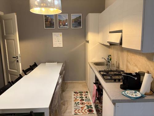 cocina pequeña con encimera y fogones en Da Luis 5 Terre, en La Spezia